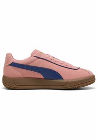 Zapatillas de ante rosa con acentos azules, que cuentan con un diseño de perfil bajo, cordones y una suela de goma. Marca dorada cerca de los ojetes.