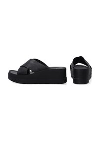 Černé wedge sandály s kříženými pásky, vyrobené z strukturované kůže. Disponují silnou podrážkou pro zvýšení výšky a pohodlí. Zakrytá pata.