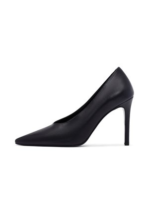 Pump nera in pelle con punta affusolata e silhouette elegante, dotata di tacco stiletto alto, caratterizzata da una texture liscia e un design pulito.