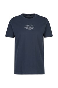 Marineblauwe katoen T-shirt met een ronde hals, korte mouwen en witte opdruk met de tekst "REPLAY ORIGINAL" en "TOKYO" op de voorkant.