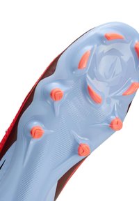 Prim-plan al unei talpă de ghete de fotbal de culoare albastru deschis, cu crampoane portocalii și brandingul "Nike Cyclone 360" vizibil.