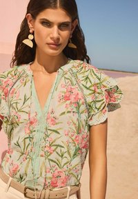 Love & Roses FLUTTER SLEEVE BRODERIE PRINTED - Camicetta - green