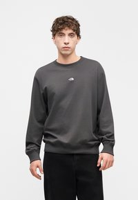 Σκούρο γκρι φούτερ από βαμβακερό μείγμα ύφασμα, με στρογγυλή λαιμόκοψη, ριμπ μανσέτες και μικρό λογότυπο στο στήθος.