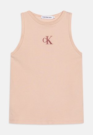 Beiges ärmelloses Tanktop mit Calvin Klein Jeans-Label am Kragen und kleinem roten "cK"-Logo in der Mitte der Brust.