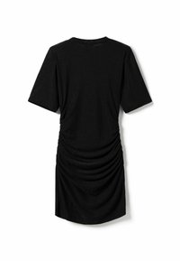 Melnā īsām piedurknēm kleita ar apaļu kakla izgriezumu, ar drapēta noformējuma detaļām vienā pusē, izgatavota no teksturēta auduma.