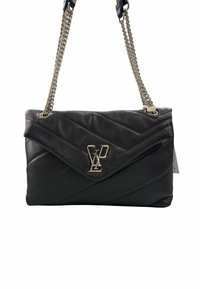 Borsa a tracolla in pelle nera con design trapuntato, tracolla in argento e accento con logo sul davanti. Caratterizzata da una chiusura a patta e una texture liscia.