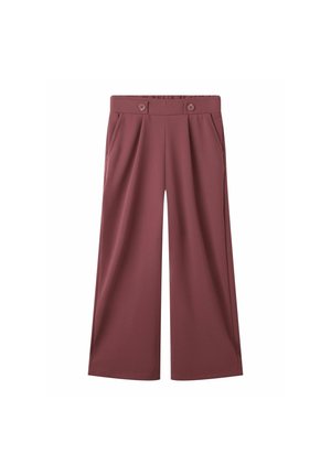 Pantalon court à jambes larges rose poudré avec plis devant, poches latérales et ceinture boutonnée sur fond blanc.