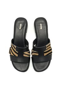 Sandali neri con una striscia di accento marrone e beige texturizzato. Le cinghie sono flat con una superficie interna liscia e un marchio sulla suola.