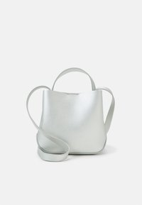 Srebrna metaliczna torebka z dwoma krótkimi uchwytami i dłuższym paskiem na ramię, ustawiona pionowo na białym tle.