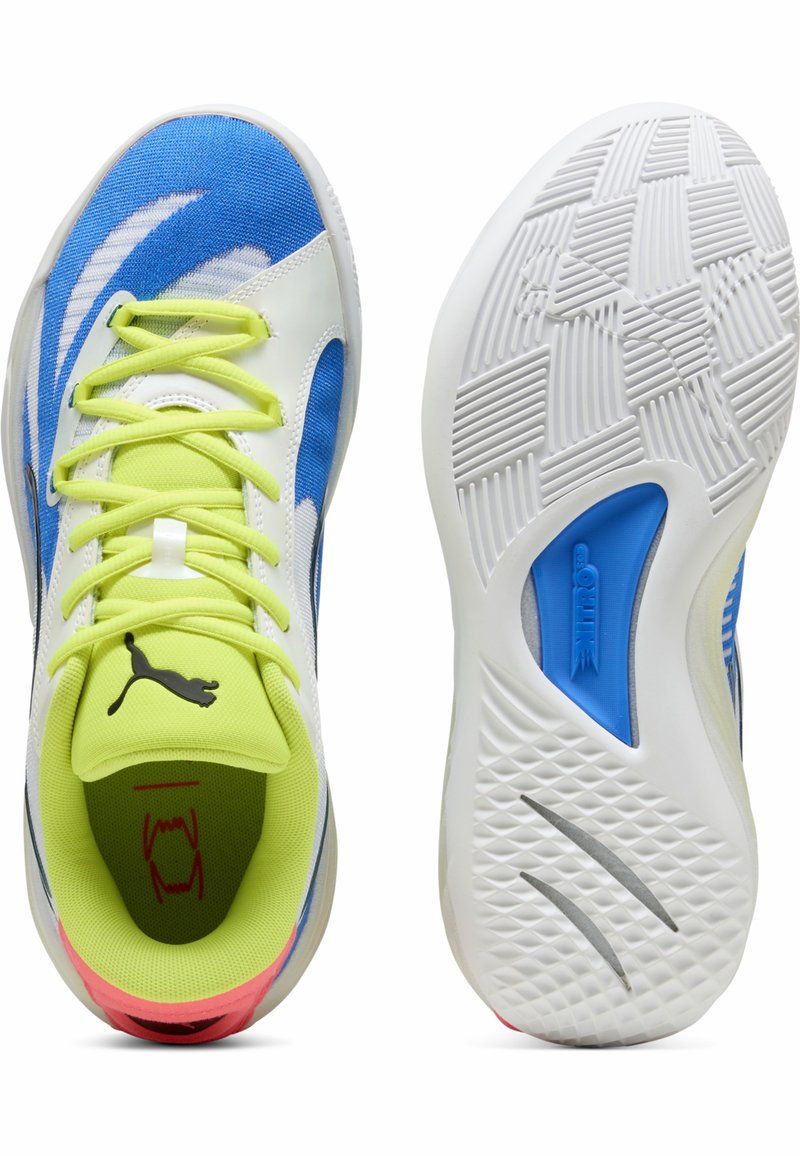 Niebiesko-białe buty do biegania z siateczkową cholewką, neonowo-zielonymi akcentami oraz teksturowaną białą podeszwą z niebieskim wkładką i logo.