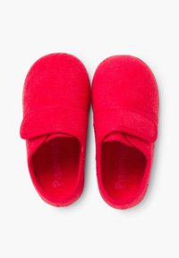 Pantofole di stoffa rossa con superficie texturizzata, forma arrotondata e chiusura con strap in Velcro. L'interno presenta un materiale morbido e una suola imbottita.