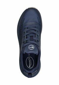 Scarpa da ginnastica blu navy con parte superiore in mesh testurizzato, punta rinforzata, lacci piatti e colletto imbottito, con un logo circolare sulla linguetta.