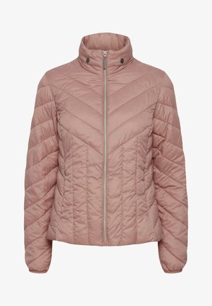 Veste matelassée en rose doux avec un design en chevrons matelassés, col haut, fermeture éclair argentée et fermetures à pression sur le col.