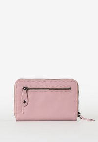 Lichtroze leren portemonnee met een voorste ritsvak, contraststiksel en zwarte ritsbeslag. Gladde textuur, rechthoekige vorm.