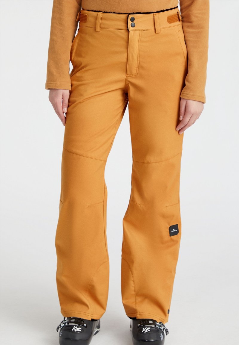 Pomarańczowe spodnie outdoorowe o dopasowanym kroju, z zamkiem błyskawicznym, paskami na pasek, kieszeniami oraz dyskretnym logo na dolnej części nogawki.