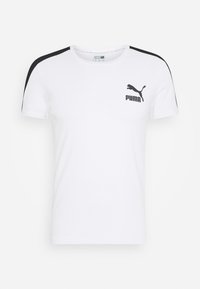 Vit kortärmad t-shirt med svarta sidostripes och en svart Puma-logotyp på bröstet, tillverkad av ett mjukt, lätt tyg.