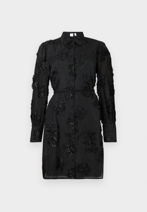 Robe chemise noire à manches longues, ornée de motifs floraux brodés et d'accents en sequins. Fermeture à boutons et taille ceinturée.