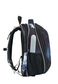 Schwarzer und dunkelgrauer Rucksack mit grafischen Mustern, der mehrere mit Reißverschlüssen versehene Fächer, gepolsterte Träger und Mesh-Akzente bietet.