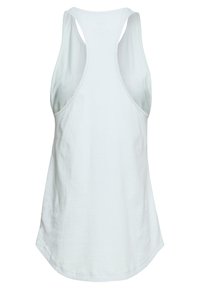 Biała bawełniana koszulka na ramiączkach z wycięciem tyłu typu racerback, z zaokrąglonym dołem i gładką fakturą. Brak widocznych wzorów lub detali z metalu.
