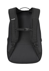 Czarny plecak z regulowanymi, wyściełanymi paskami, pasem na klatkę piersiową i uchwytem u góry. Wykonany z trwałego materiału bez widocznego logo lub wzorów.