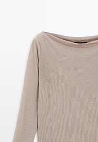 Maglione beige metallico a maniche lunghe con scollo a barca, esposto su uno sfondo bianco.