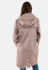 Cappotto impermeabile rosa chiaro con cappuccio, dotato di apertura sul retro e vestibilità rilassata, realizzato in materiale liscio e lucido.