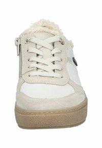 Zapatillas beigas con una suela de goma texturizada, parte superior de ante y lona, cierre de cordones y forro de pelo sintético en el cuello. Detalle de cremallera lateral.