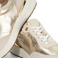 Baskets dorées et beiges en cuir lisse et en suède, avec des lacets blancs, un détail de logo et une semelle rembourrée.