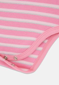 Roza prugasti bodysuit s bijelim i srebrnim horizontalnim prugama, s čepovima na dnu i mekanom rebrastom teksturom.