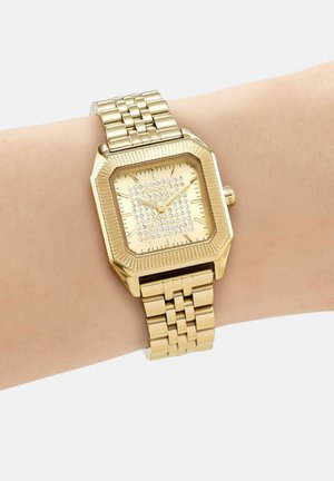 Polshorloge met goudkleurige kast, vierkante wijzerplaat, kristalversieringen in het midden en een metalen schakelband, gedragen om de linkerpols.