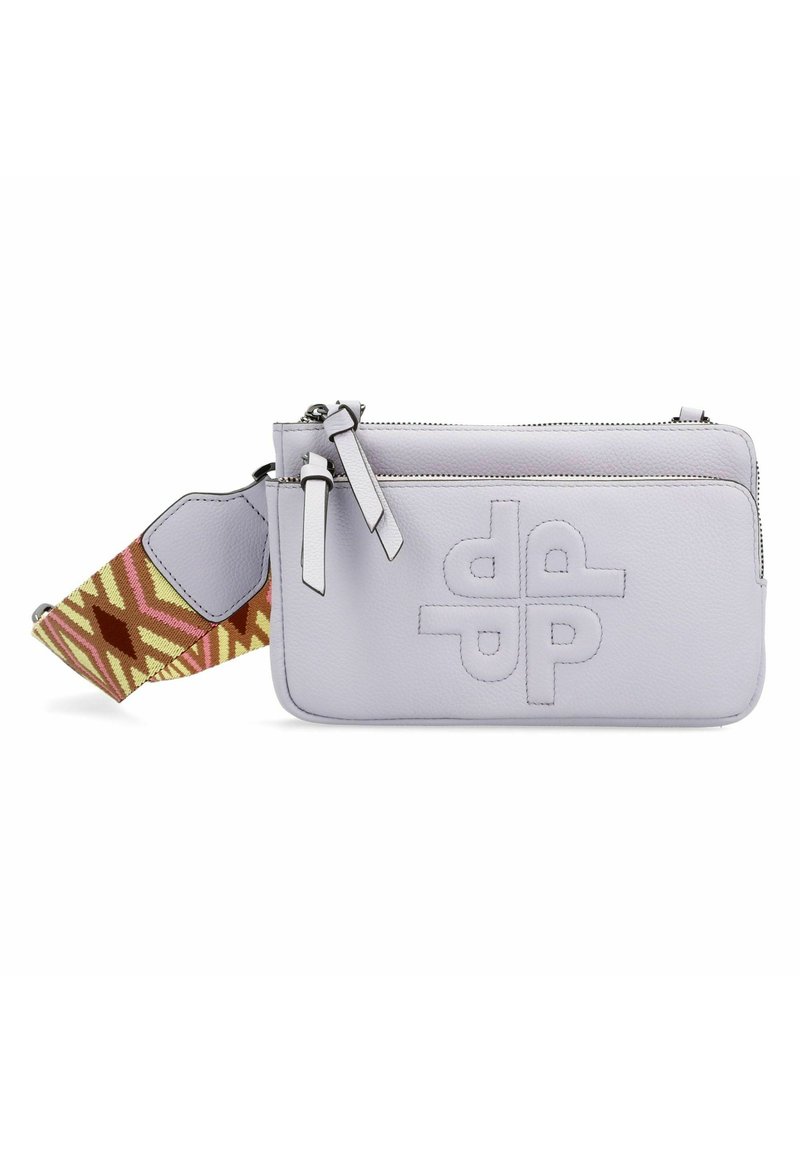 Bolso rectangular de cuero lavanda claro con logo embossado, herrajes plateados y una correa tejida con patrón en tonos rosa, amarillo y marrón.