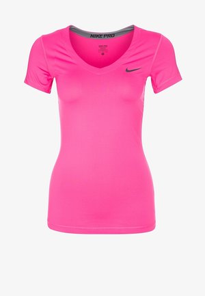 T-shirt de sport pour femme Nike Pro rose vif à manches courtes avec col en V et logo Nike swoosh noir sur la poitrine gauche.