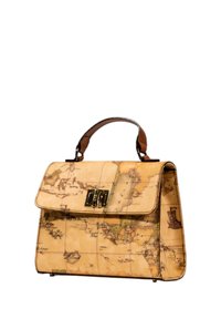 Borsa a tracolla in pelle color tan con stampa vintage della mappa del mondo, hardware in oro e forma strutturata. Presenta una maniglia superiore e una patta pieghevole.