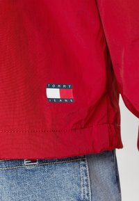 Tommy Jeans CHICAGO  - Vindjacka - magma red