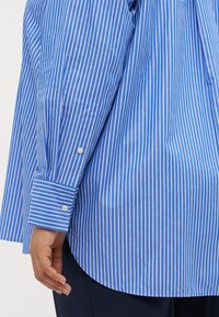 Tommy Hilfiger Curve CRV ESS POPLIN EASY FIT - Overhemdblouse - blue
