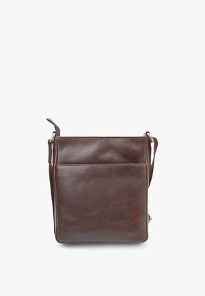 Borsa a tracolla in pelle marrone con una texture liscia, tasca frontale, tracolla regolabile e dettagli di cucitura discreti. Design compatto a forma quadrata.