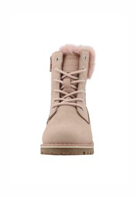 Botín de ante rosa claro con ribete de pelo sintético, diseño de cordones, ojales plateados y suela resistente. Vista en primer plano centrada en la parte delantera.