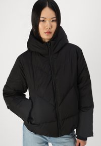 YAS YASIRIMA JACKET - Pūkinė striukė - black