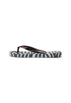 Flip-Flop mit schwarz-weißer Zebra-Sohle und schwarzem Zehensteg mit rotem Markenlogo auf weißem Hintergrund.