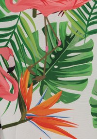 Zwei rosa Flamingos zwischen grünen tropischen Blättern und einer orangefarbenen Paradiesblume auf einem hellen Hintergrund.