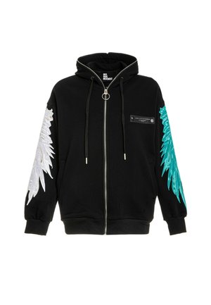 Sudadera con capucha negra con cremallera, diseño de pluma blanca en la manga izquierda, diseño de pluma azul verdosa en la manga derecha, bolsillos delanteros y capucha con cordón.