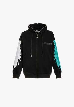 Sudadera con capucha negra con cremallera, diseño de pluma blanca en la manga izquierda, diseño de pluma azul verdosa en la manga derecha, bolsillos delanteros y capucha con cordón.