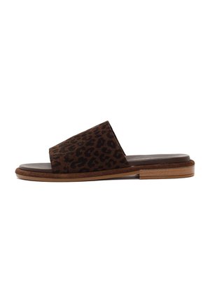 Bruine slipper met brede band in luipaardprint, gevoerde voetbed en gelaagde platte zool, zijaanzicht op witte achtergrond.