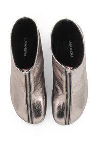 Stivali alla caviglia in argento metallico con una texture liscia, dotati di una chiusura centrale con cerniera e un design a punta arrotondata. Nome del marchio visibile all'interno.