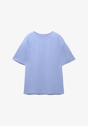 Hellblaues T-Shirt mit kurzen Ärmeln aus weichem Stoff, locker sitzend, mit rundem Halsausschnitt und glatter Textur ohne Muster oder Akzente.