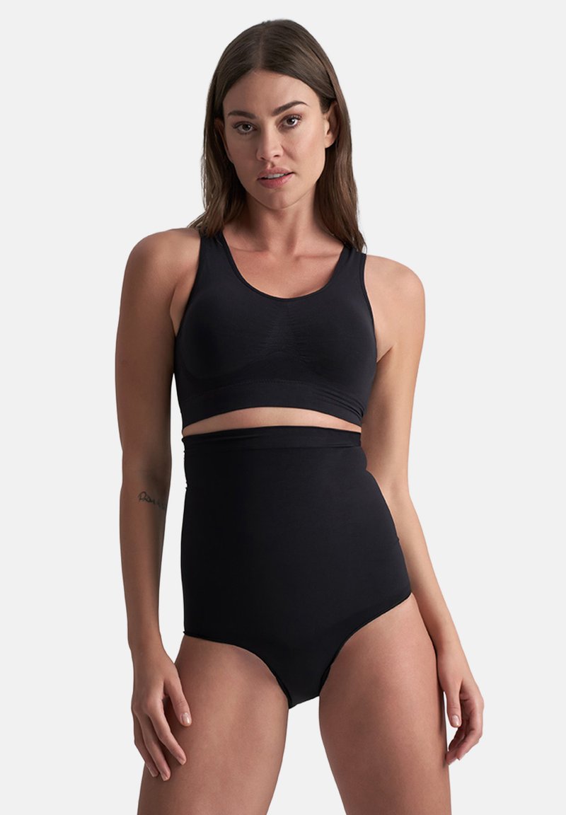 Zwarte sportbh met brede bandjes en hoge taille broekje, gemaakt van gladde stof. Kenmerkt zich door een getailleerd ontwerp en subtiele stikdetails.