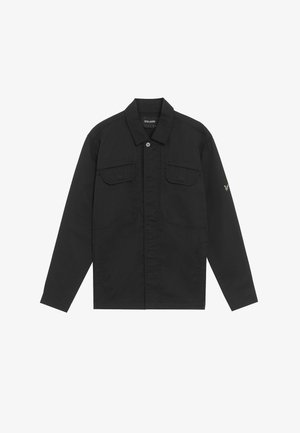 Zwarte jas van canvas, met een kraag, knopensluiting aan de voorkant, twee borstzakken en een kleine logo-accent op de mouw.