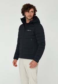 Marine pufferjack met een rits aan de voorkant, capuchon, elastische manchetten en een lichte glans. Bevat een gebrandmerkt logo op de borst en twee zijzakken.