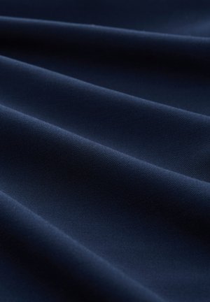 Tessuto blu navy con una texture liscia, caratterizzato da pieghe diagonali che creano profondità e dimensione nella caduta.