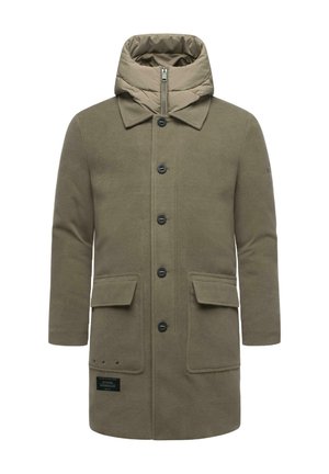 Oliivivihreä takki, jossa on vetoketjullinen eristetty huppu, kaksi etutaskua, nappisulku ja tekstitettu kangas. Oikeassa alakulmassa on myös lappu.